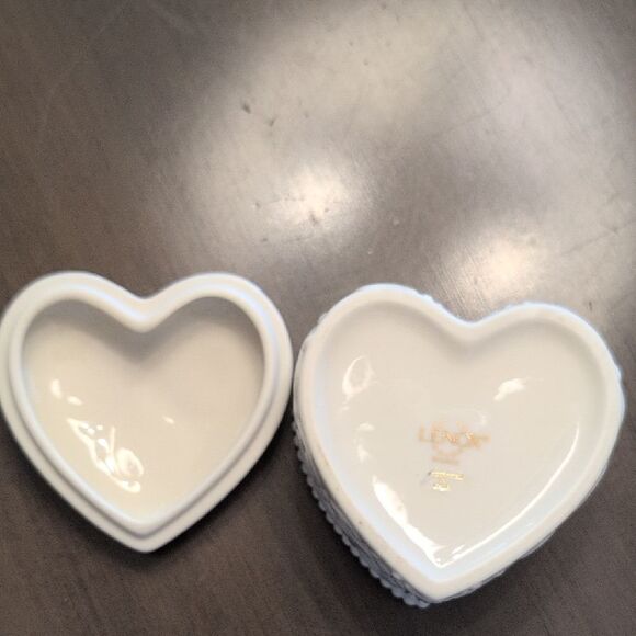Lenox Heart-Shaped Cream Porcelain Trinket Box 24K Gold Trim - Picture 8 of 9